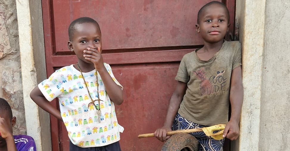 belles expressions de 2 enfants recadré