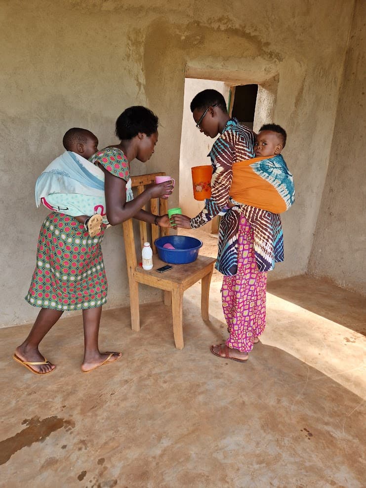 don de lait ou bouillie et vêtements à 2 mamans