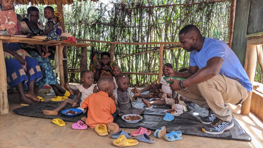 EMMANUEL MANGE avec les petits