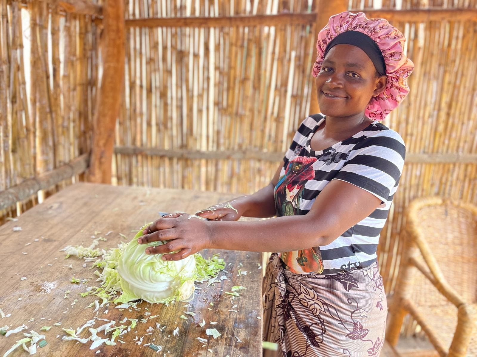 Jeune femme qui aide en cuisine