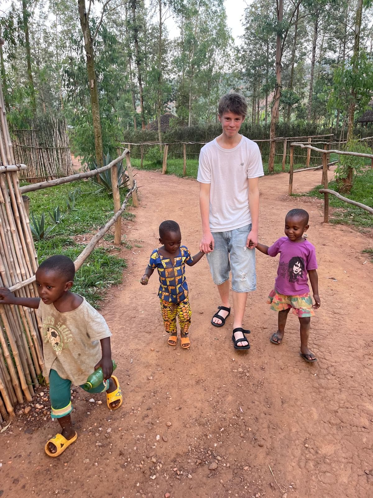 Frère de Victor avec les enfants