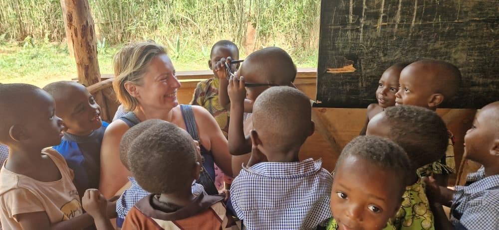 MAGDA et les kids dans la classe